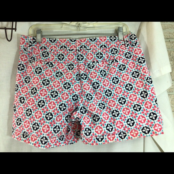 Woman’s Sz 8 CROWN & IVY Multicolor Shorts pre-own - Picture 3 of 7